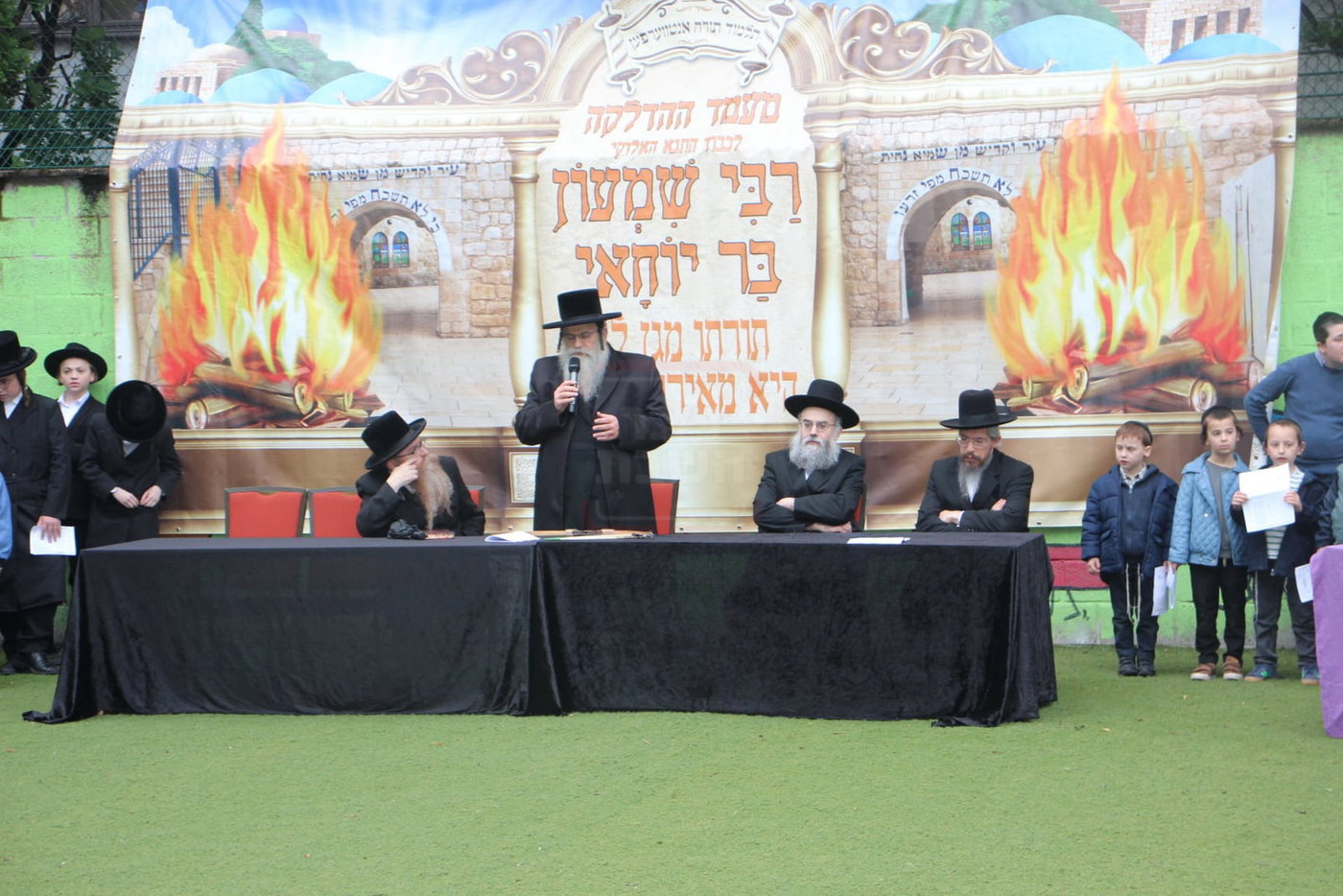 הגה"צ רבי אהרן שיף גאב"ד אנטווערפן במעמד ההדלקה 