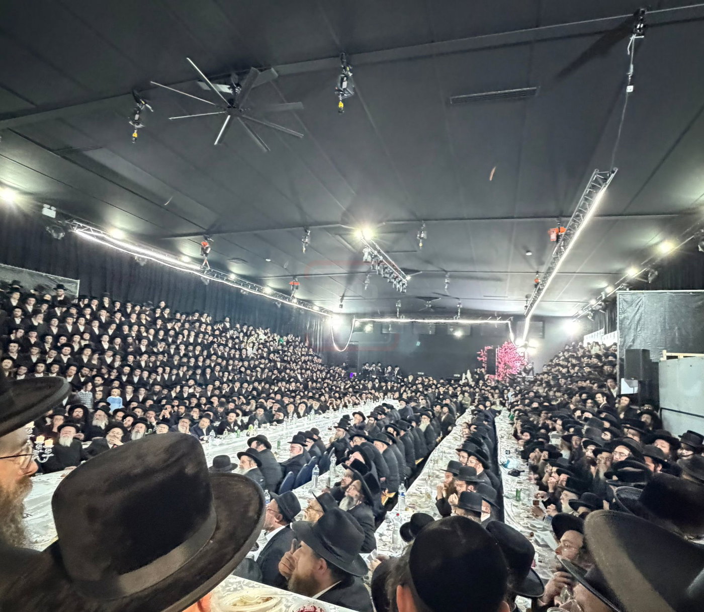 האדמו"ר מפשעווארסק בטיש ל"ג בעומר