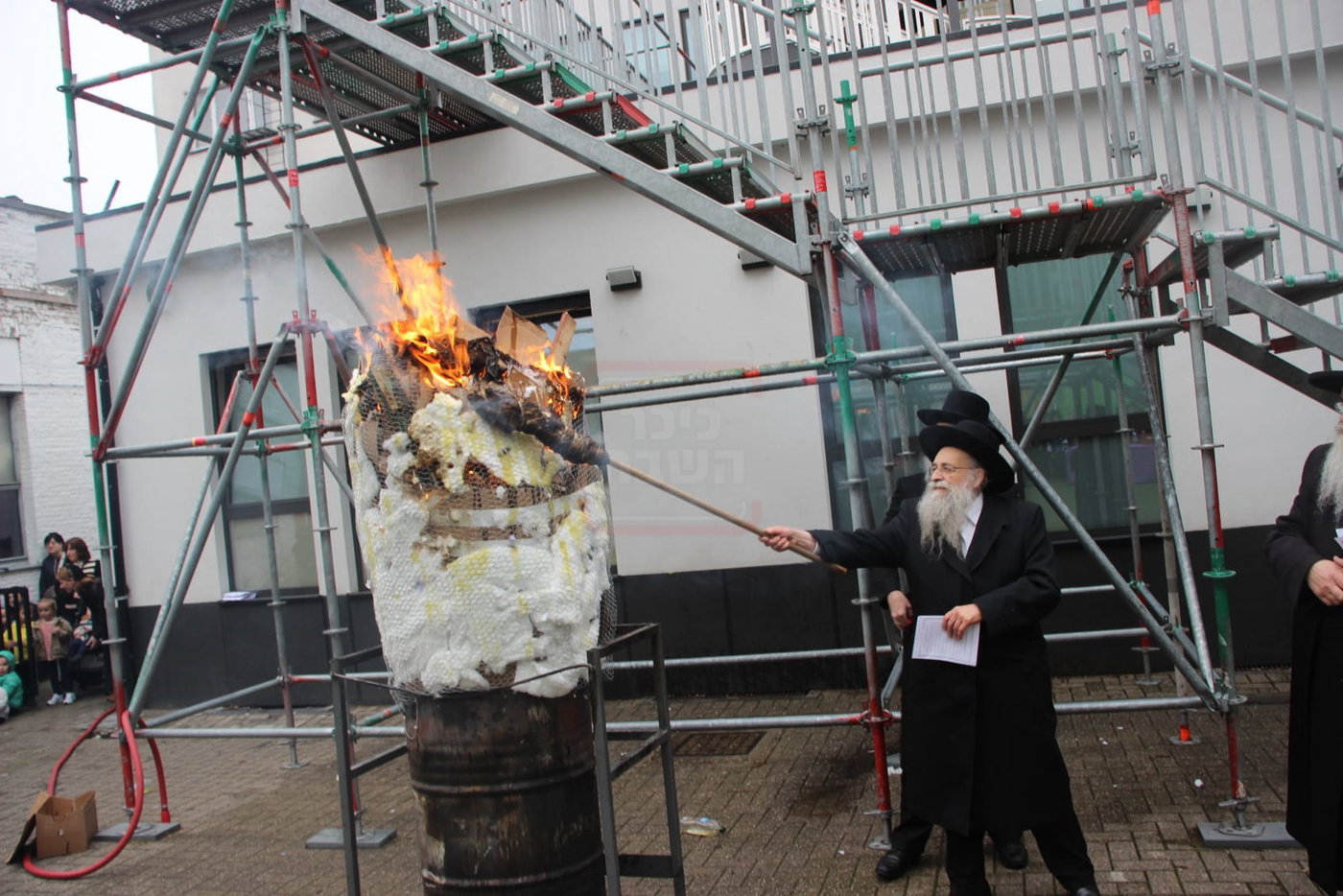 הגה"צ רבי אהרן שיף גאב"ד אנטווערפן במעמד ההדלקה 