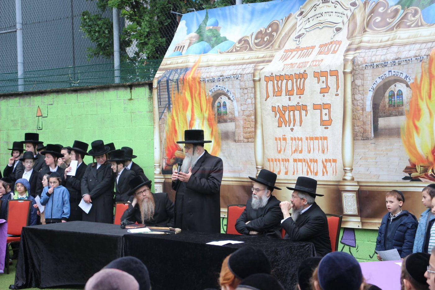 הגה"צ רבי אהרן שיף גאב"ד אנטווערפן במעמד ההדלקה 