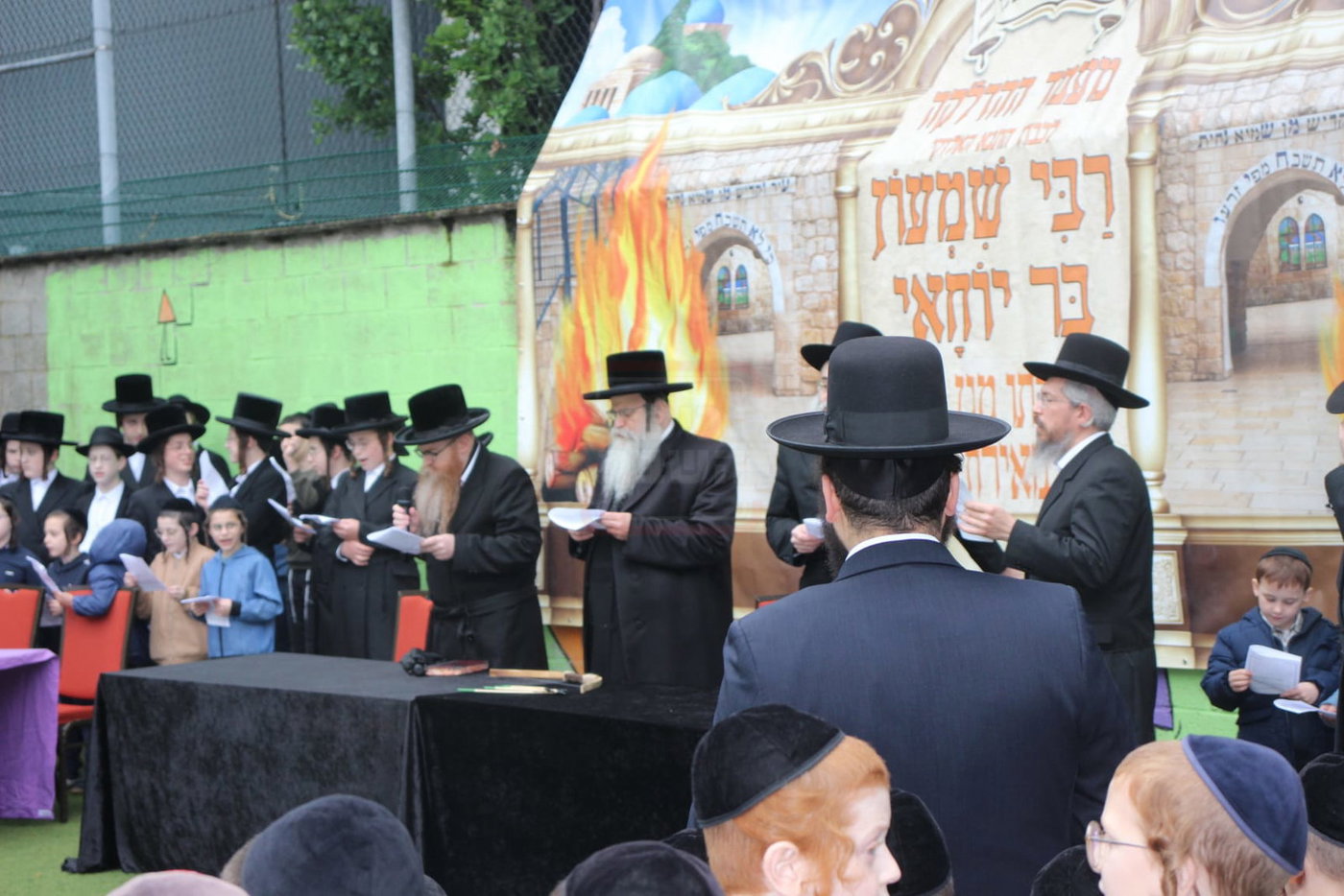הגה"צ רבי אהרן שיף גאב"ד אנטווערפן במעמד ההדלקה 