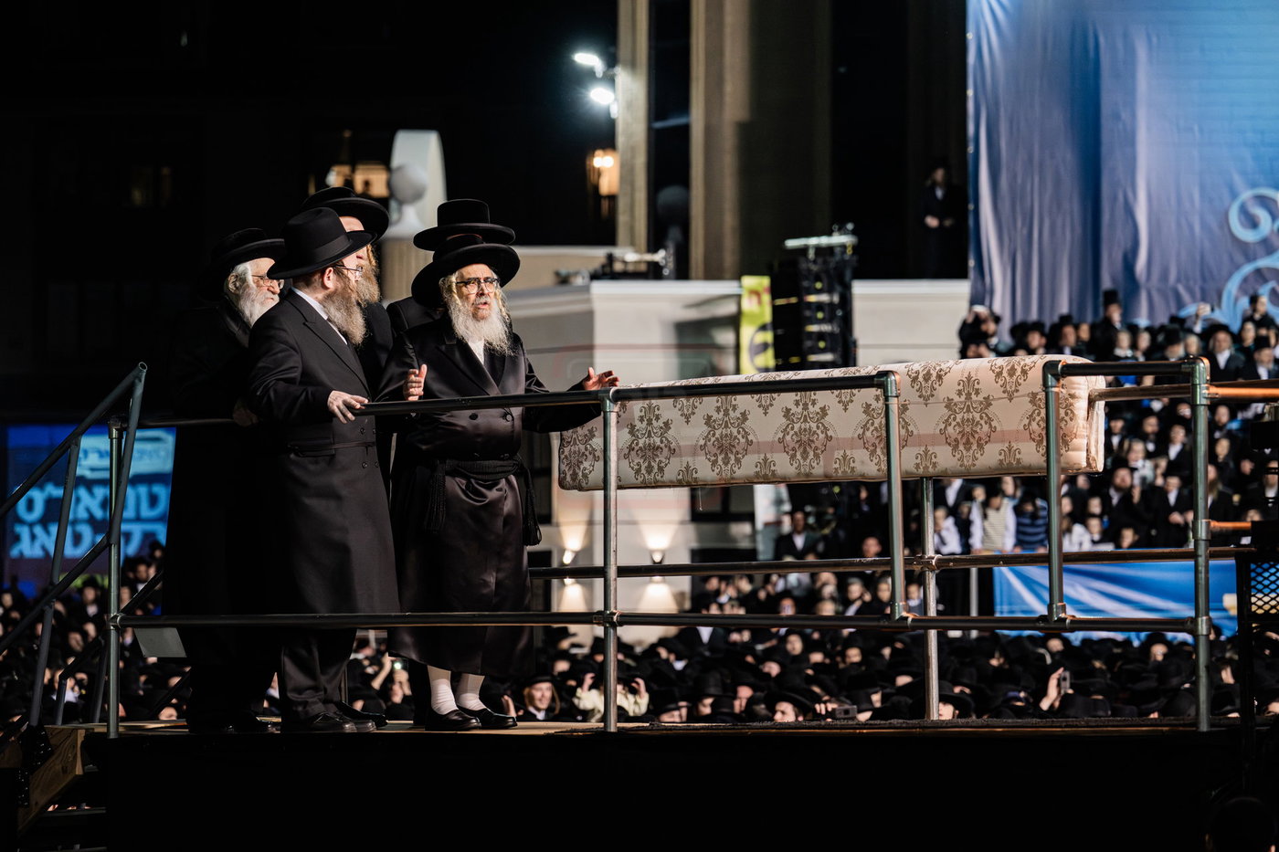 מעמד ההדלקה בחצה"ק סאטמר
