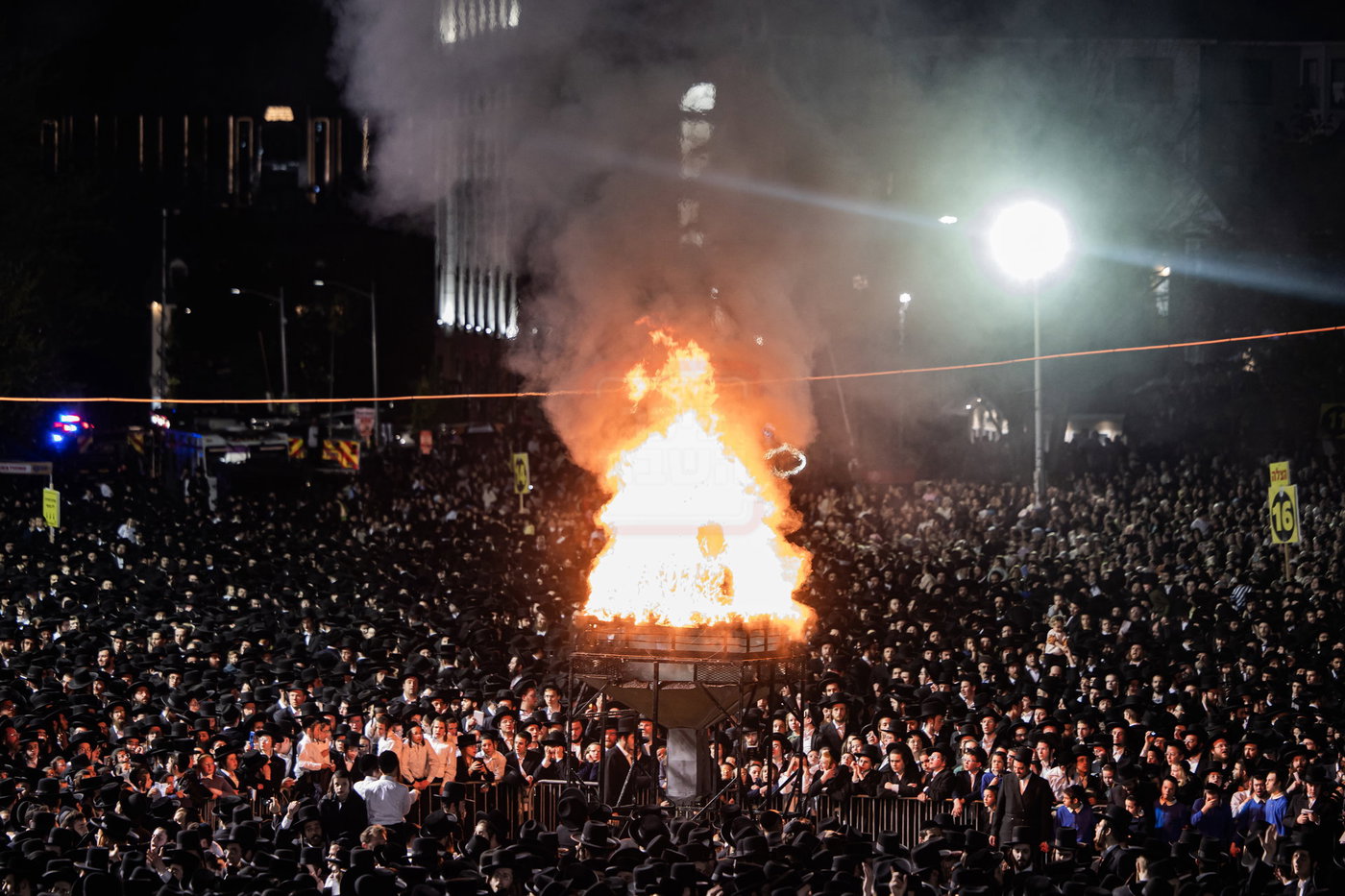 מעמד ההדלקה בחצה"ק סאטמר