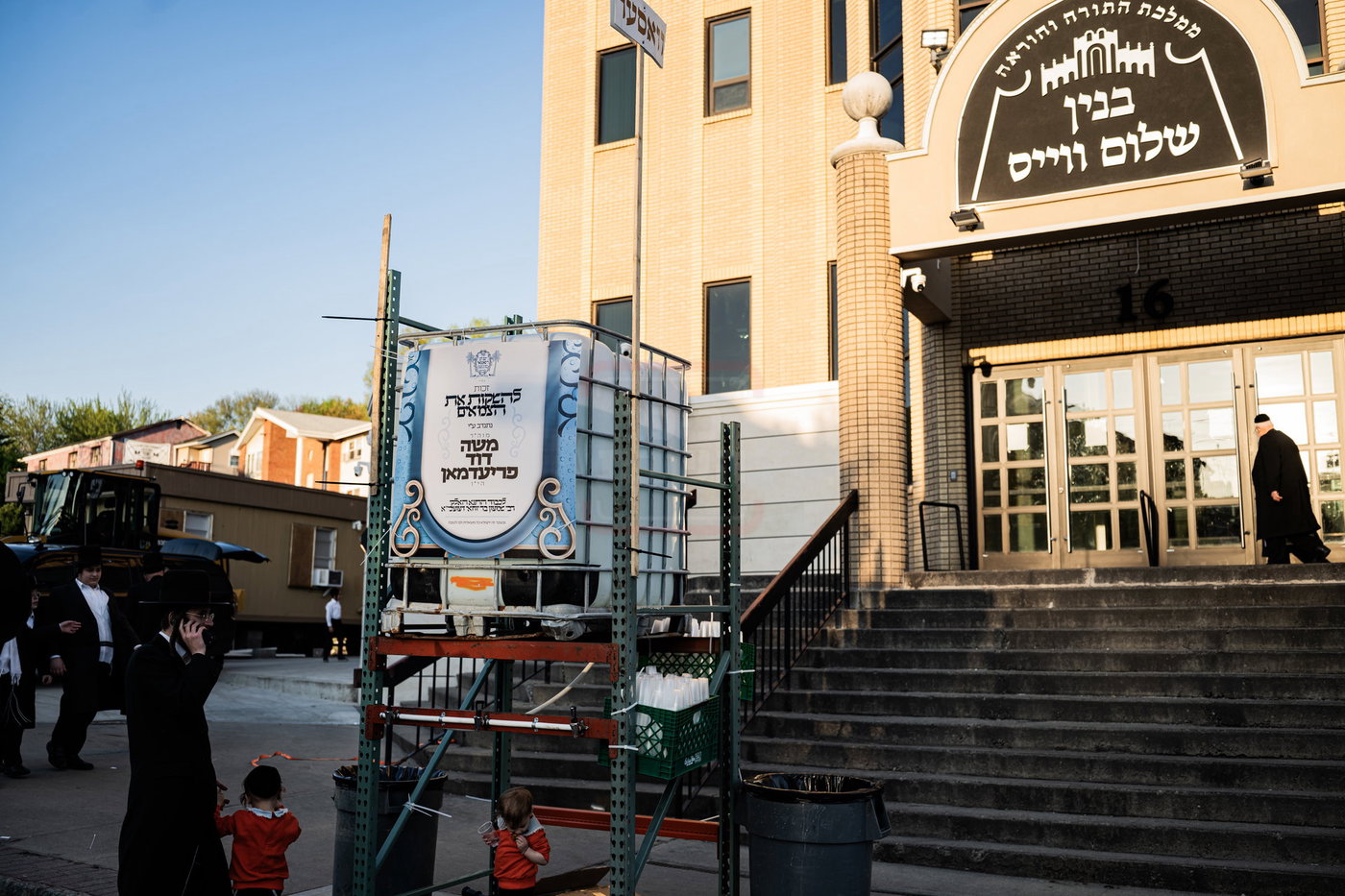 מעמד ההדלקה בחצה"ק סאטמר