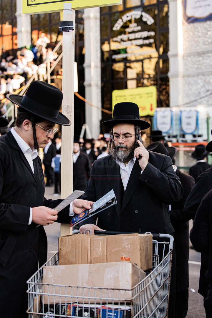 מעמד ההדלקה בחצה"ק סאטמר