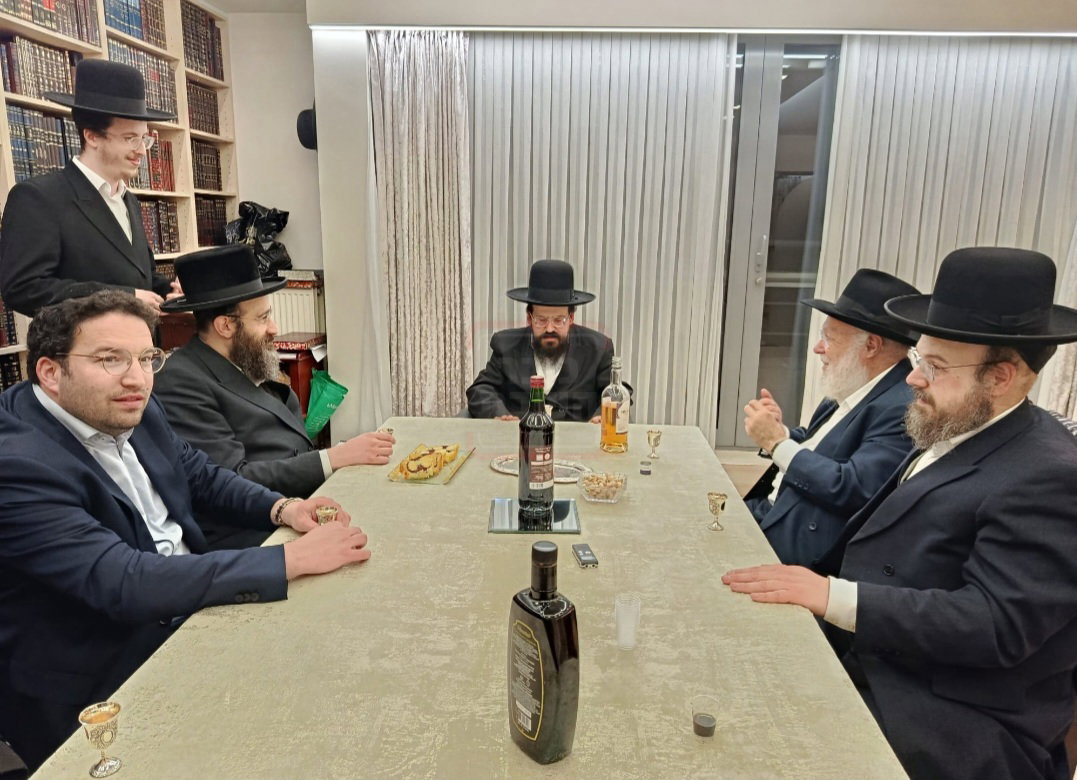 מסיבת הלחיים אצל הדיין הגאון רבי אליעזר שמעון עקשטיין