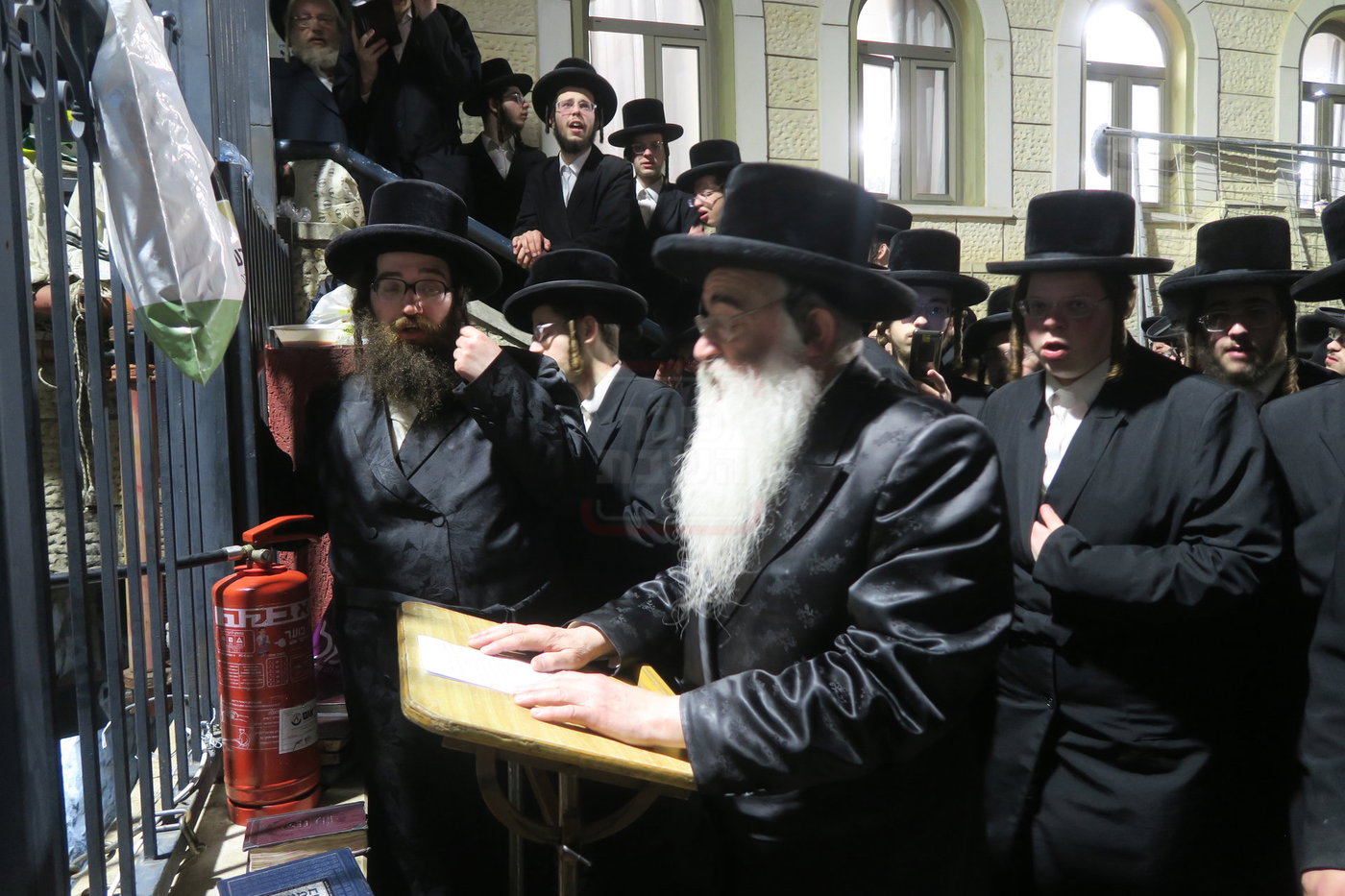 הגה"צ רבי מנחם ארנסטר במירון לאחר ל"ג בעומר