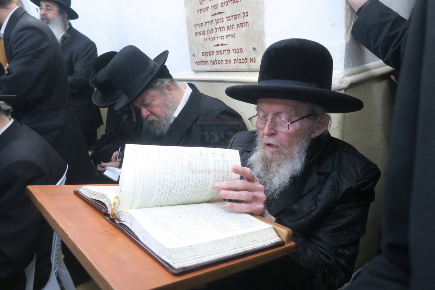 אדמו"רים ורבנים במירון לאחר ל"ג בעומר