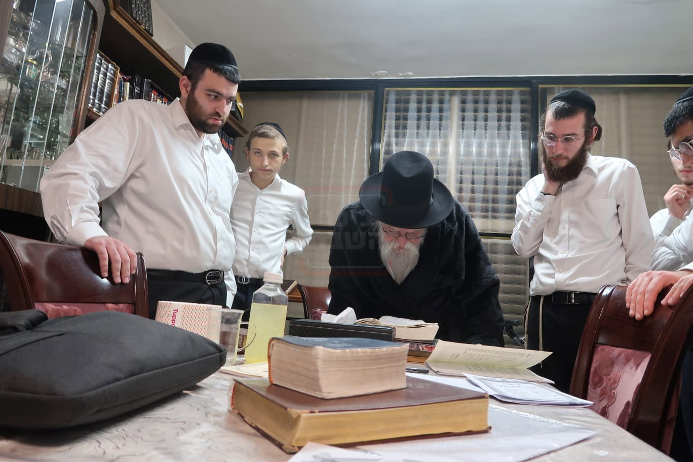 הגאון רבי מאיר גריינמן במסירת שיעור