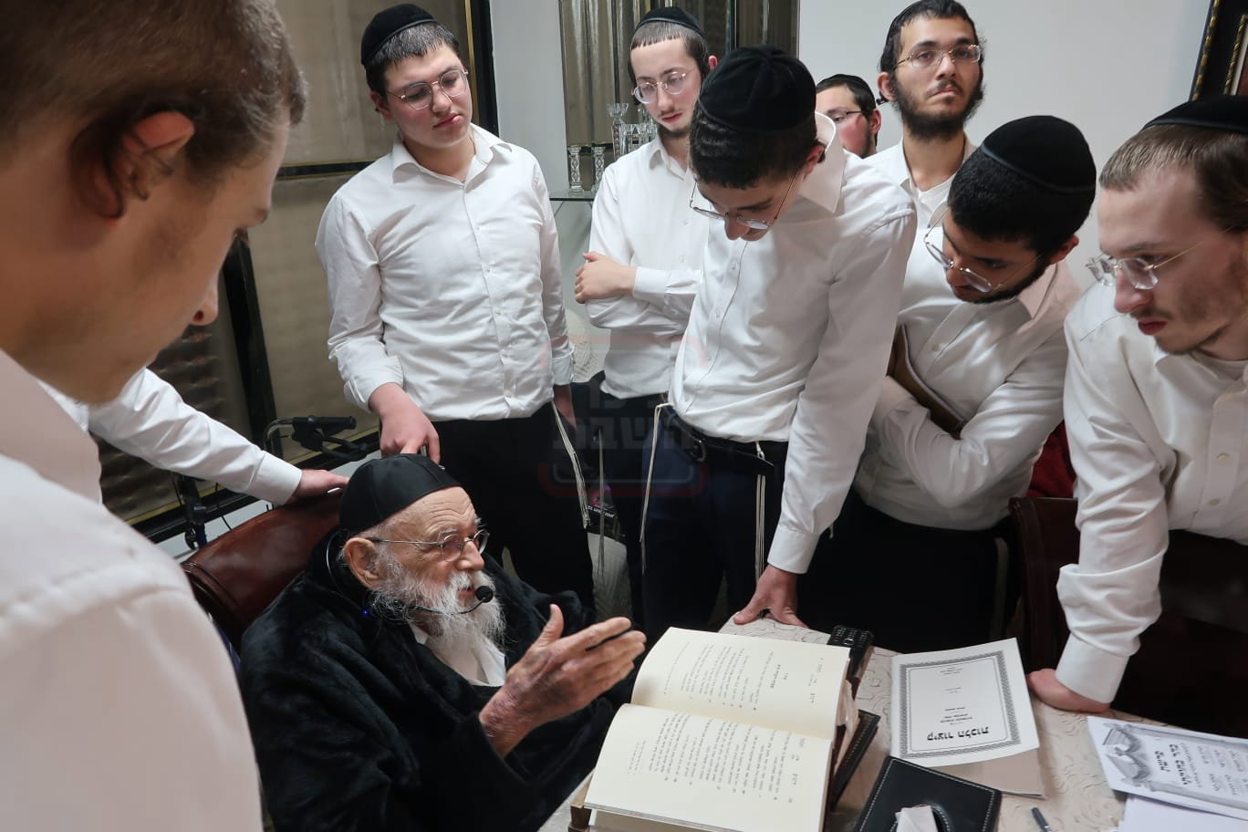 הגאון רבי מאיר גריינמן במסירת שיעור