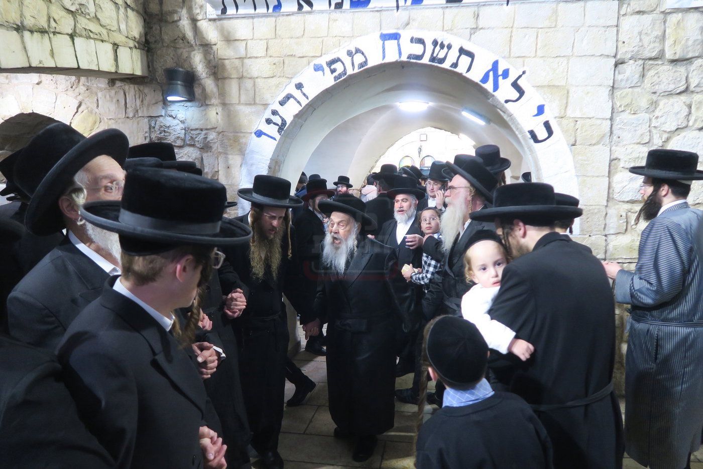הגה"צ רבי יהושע רוזנברג במירון לאחר ל"ג בעומר