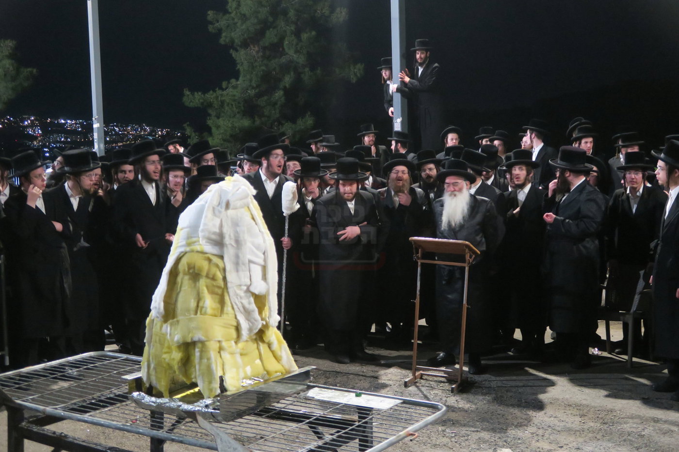 הגה"צ רבי מנחם ארנסטר במירון לאחר ל"ג בעומר