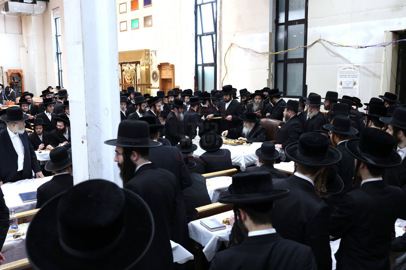 האדמו"ר מסאטמר בטיש לחיים לאחר התפילה