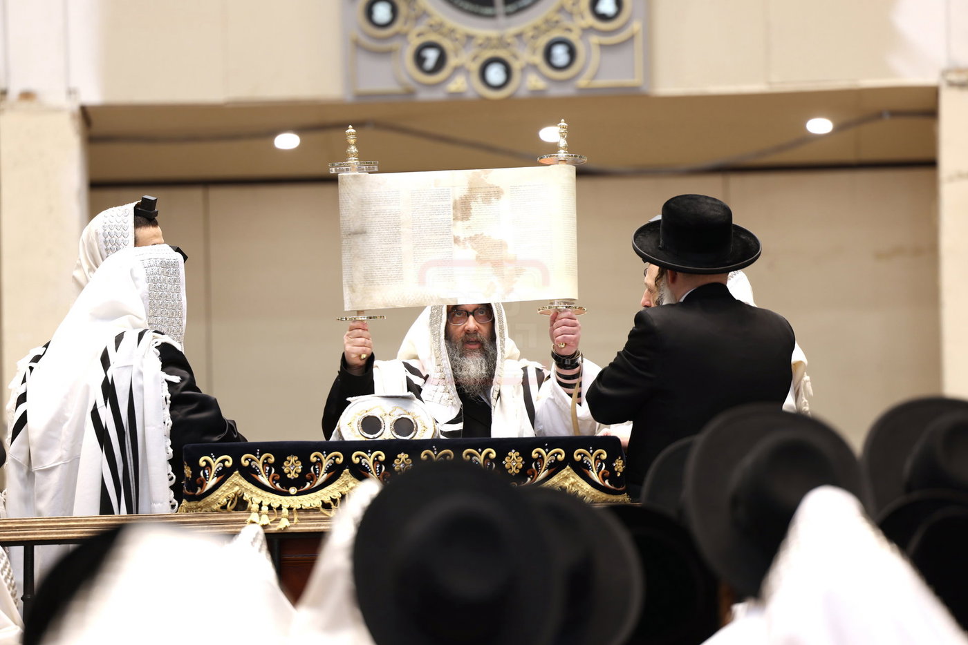האדמו"ר מסאטמר עולה בס"ת החדש