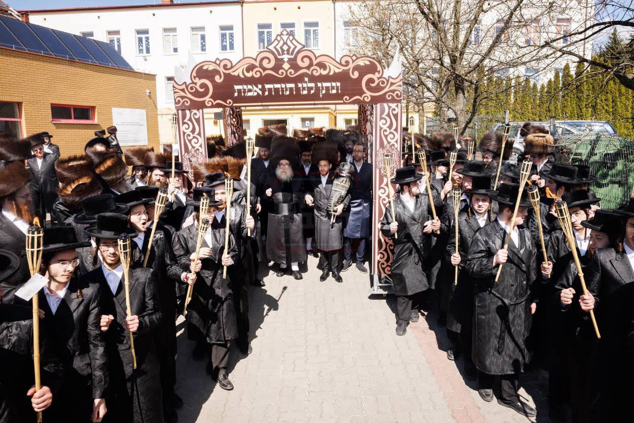 האדמו"ר מתולדות צבי דספינקא במסע הקודש במאגלניץ 