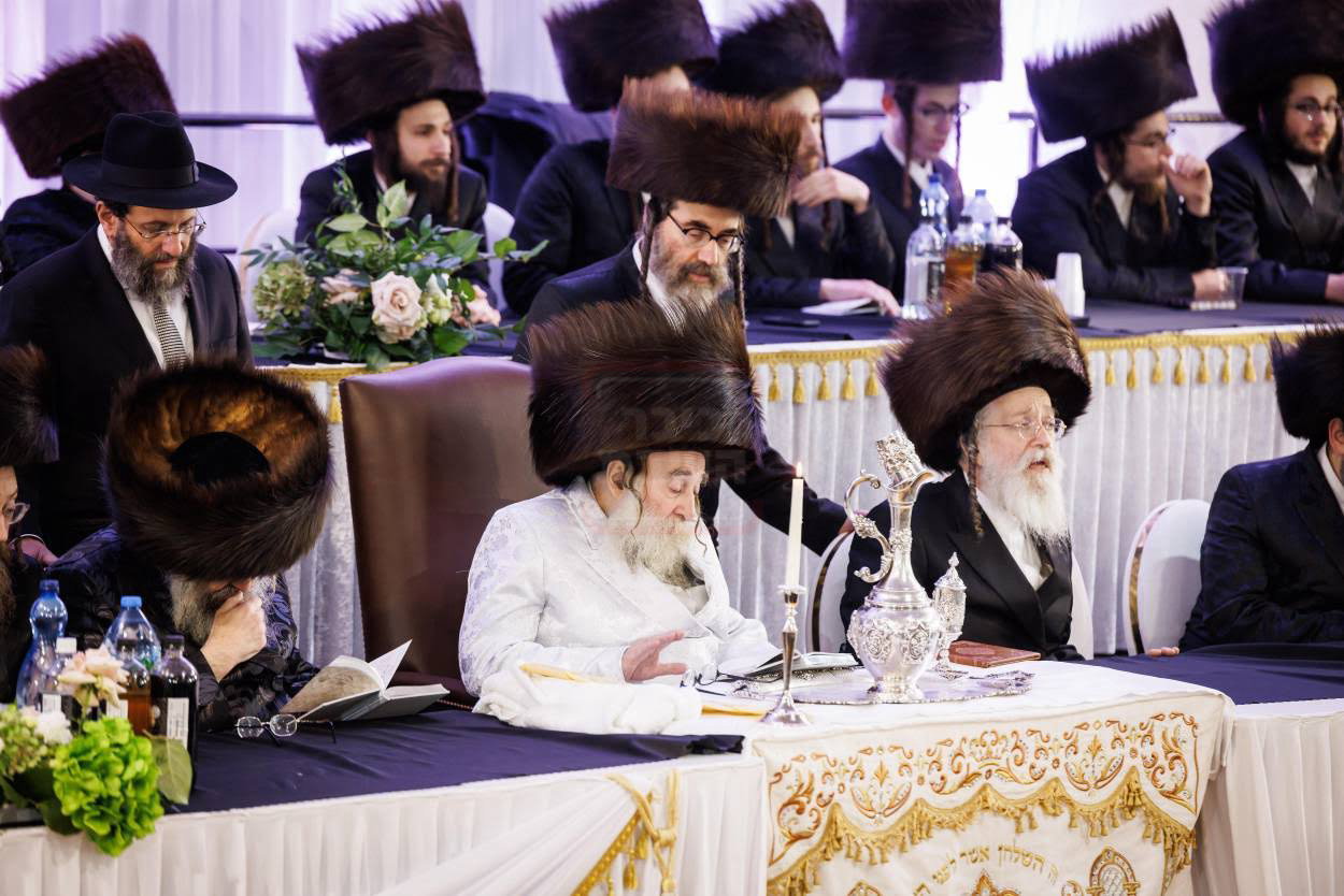 האדמו"ר מתולדות צבי דספינקא במסע הקודש במאגלניץ 