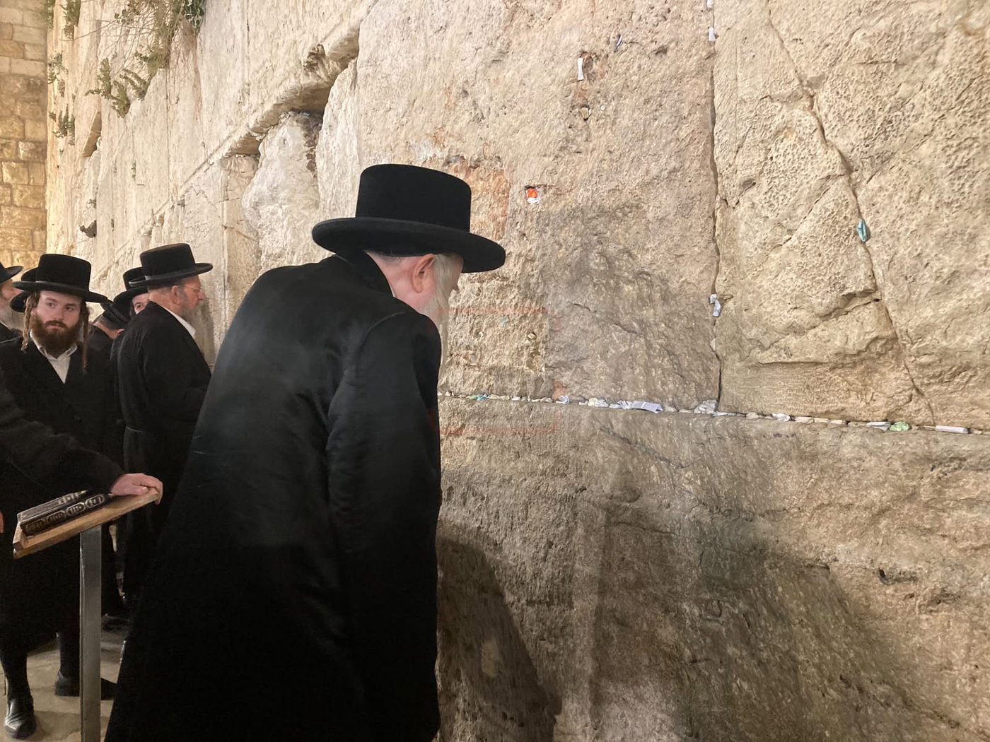 האדמו"ר ממכנובקא בעלזא בכותל המערבי