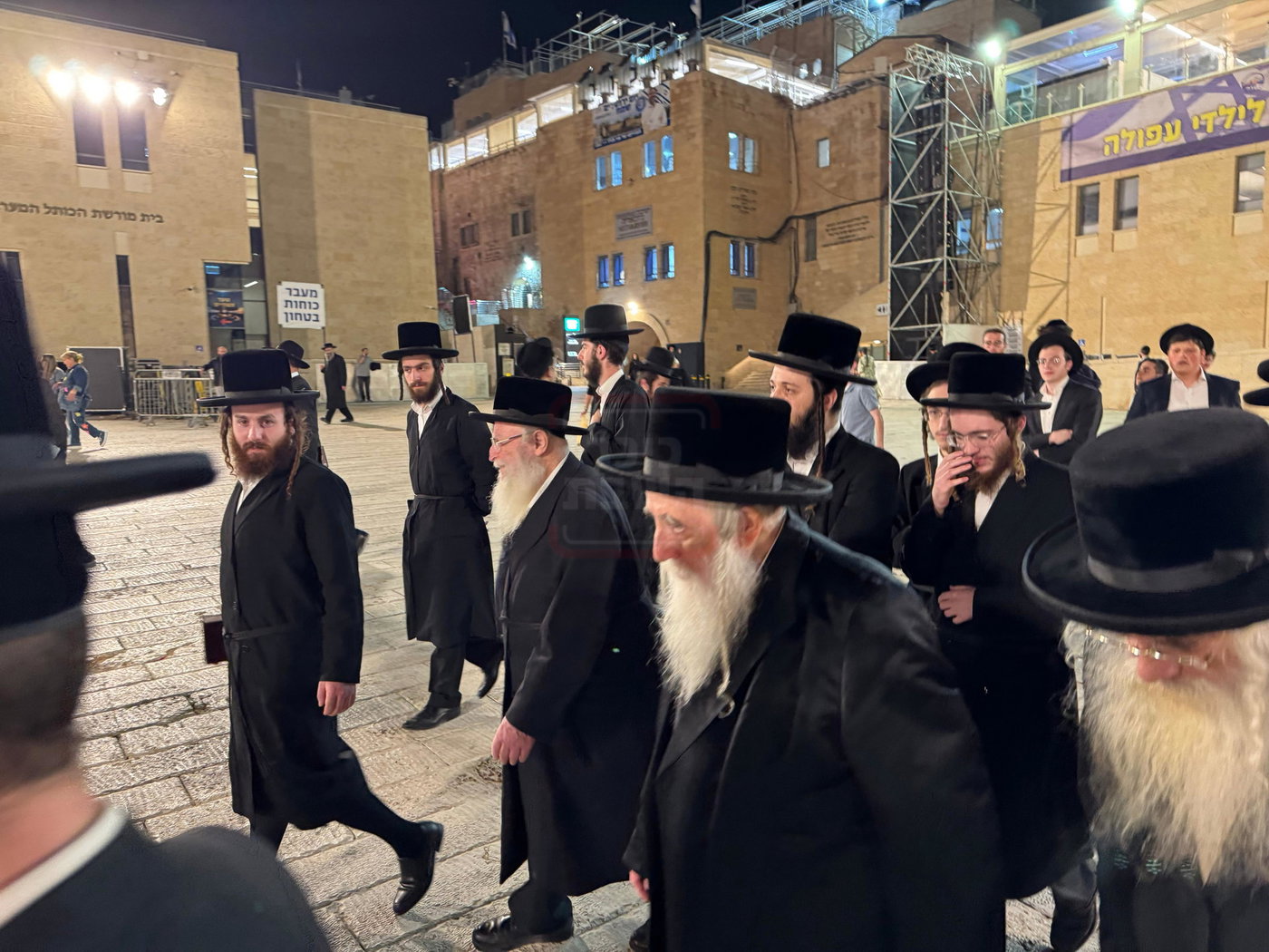 האדמו"ר ממכנובקא בעלזא בכותל המערבי