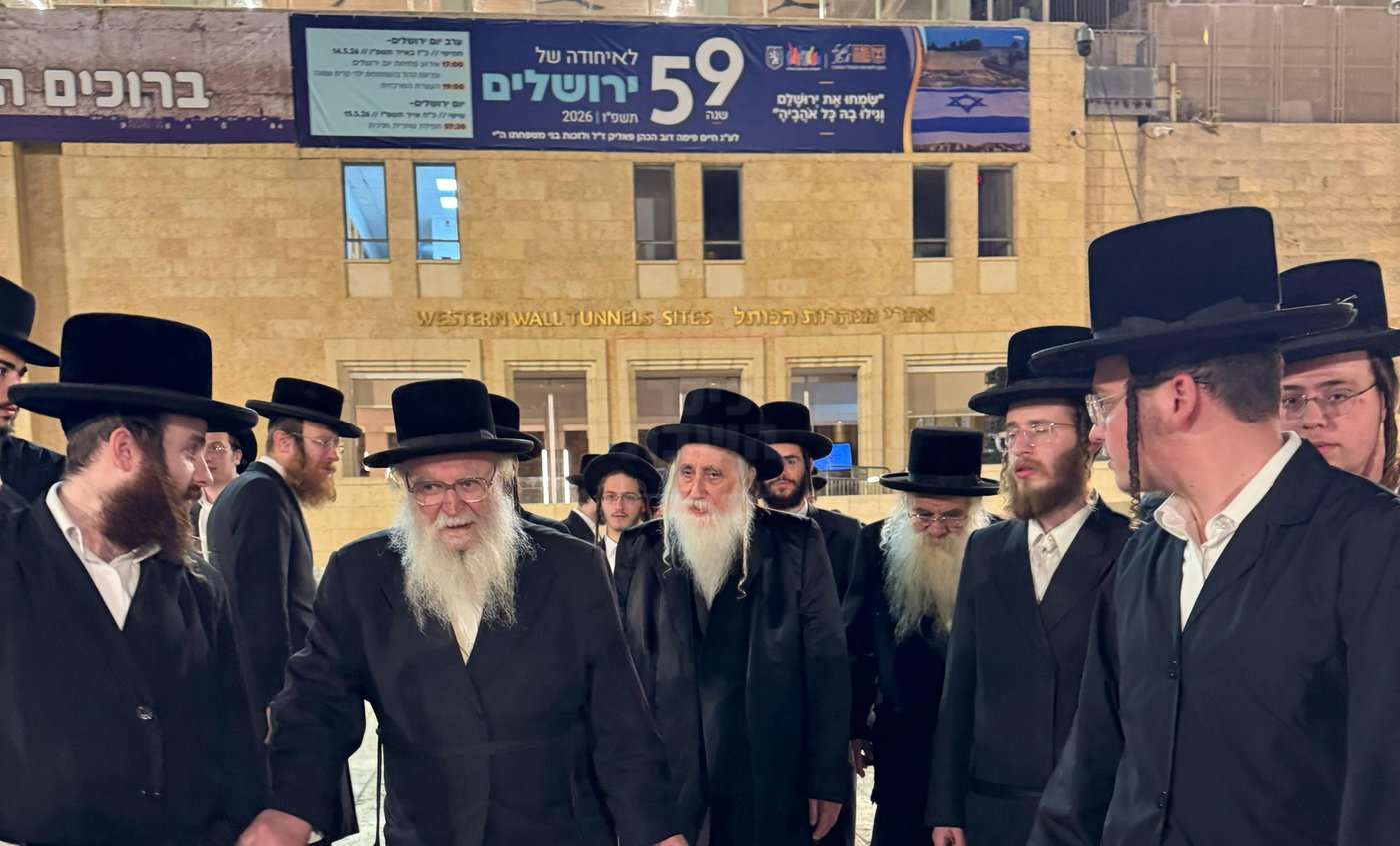 האדמו"ר ממכנובקא בעלזא בכותל המערבי