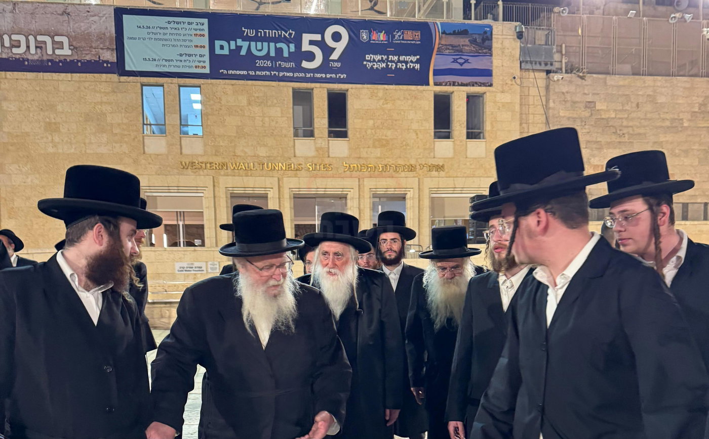 האדמו"ר ממכנובקא בעלזא בכותל המערבי