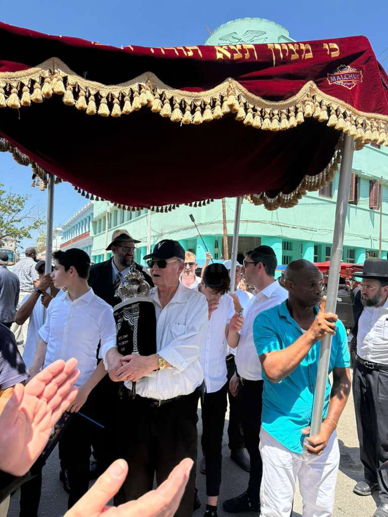 הכנסת ספר תורה בקובה