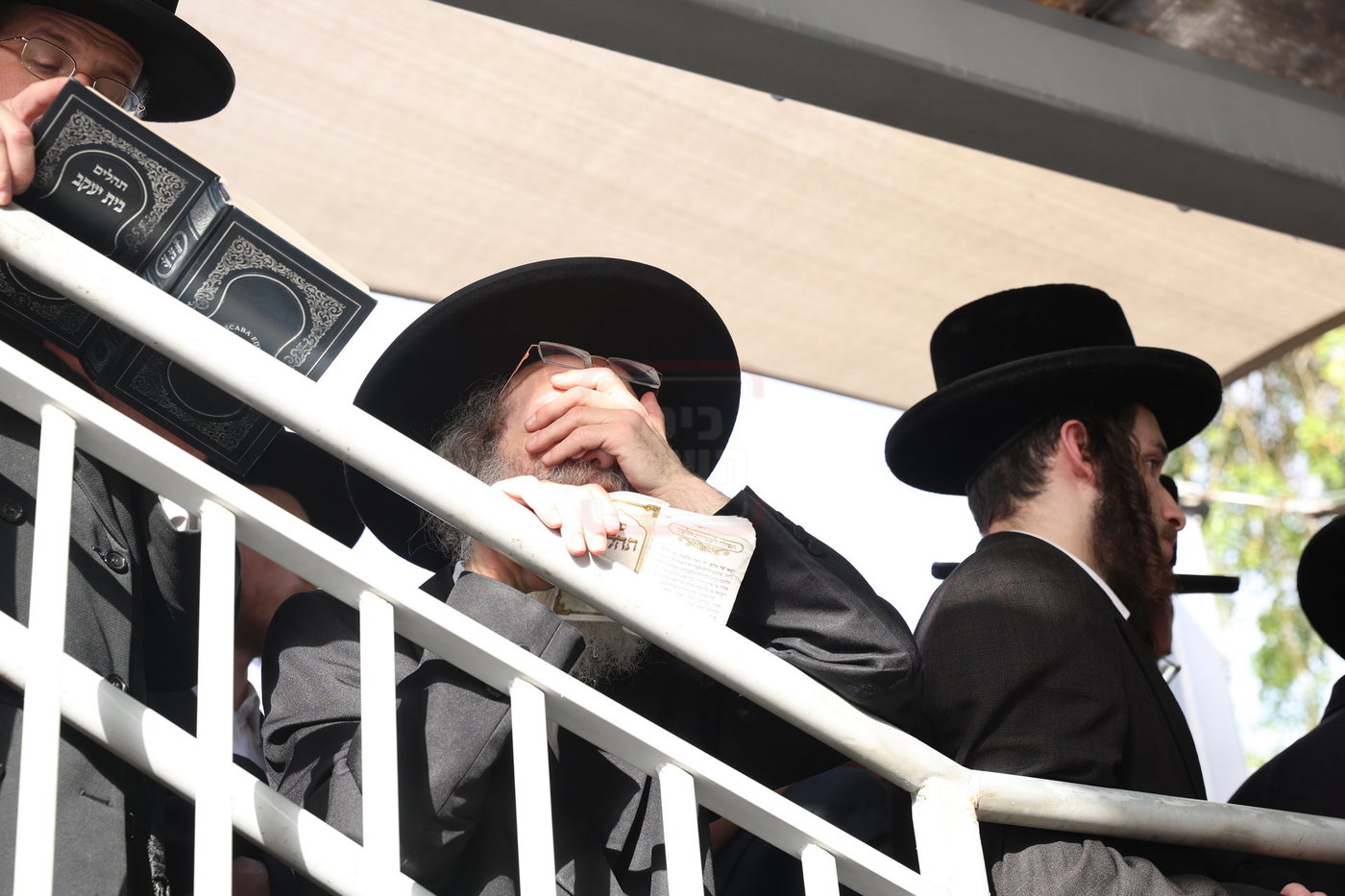 הגה"צ רבי אלימלך בידרמן בתפילת השל"ה