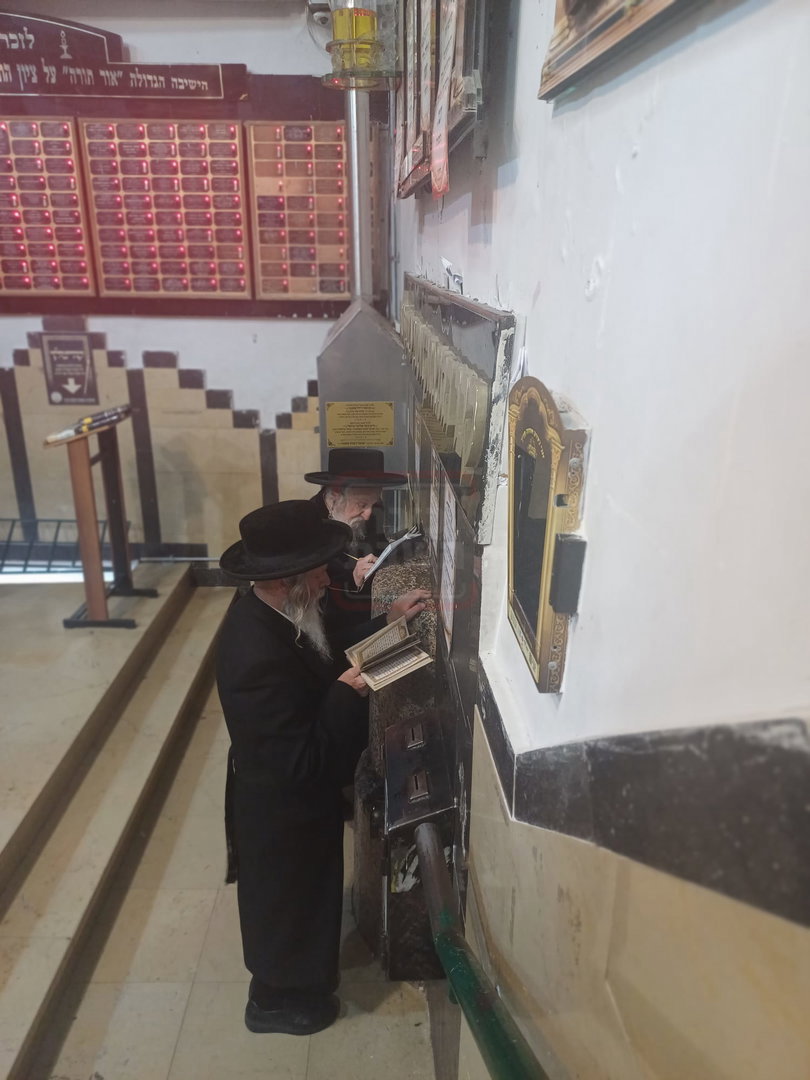 האדמו"ר מזלאטשוב בתפילה בעיה"ק טבריה