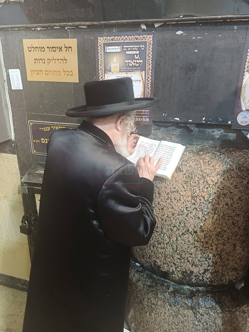 האדמו"ר מזלאטשוב בתפילה בעיה"ק טבריה
