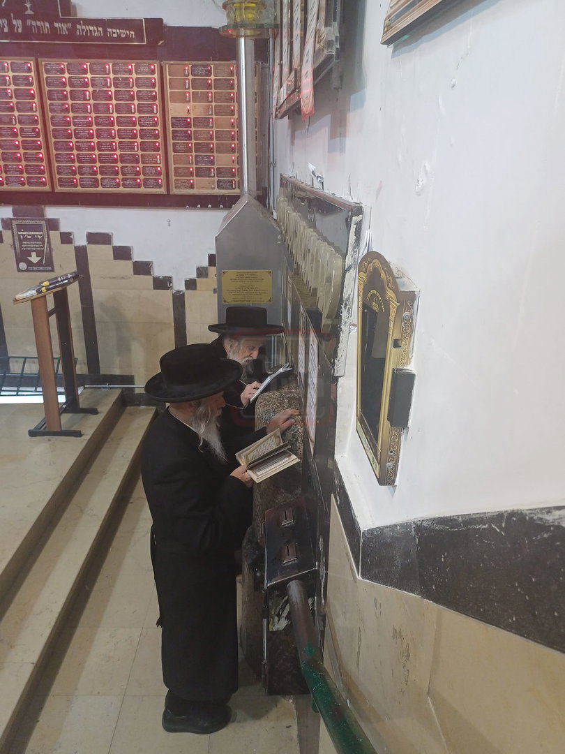 האדמו"ר מזלאטשוב בתפילה בעיה"ק טבריה