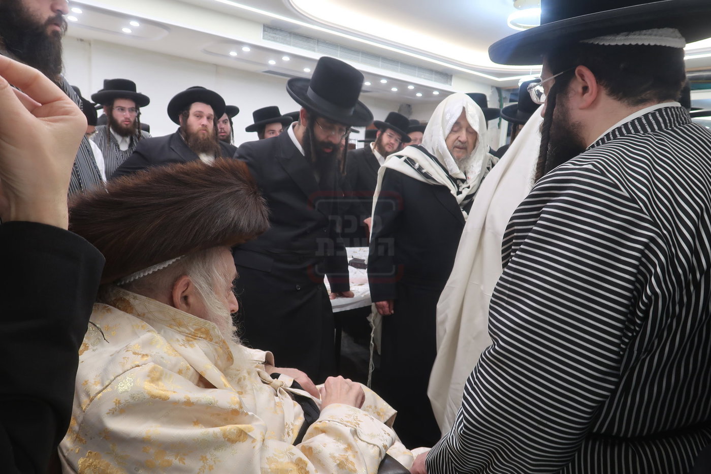 הגה"צ רבי יעקב מאיר שכטר בברית אצל האדמו"ר מתולדות אברהם יצחק