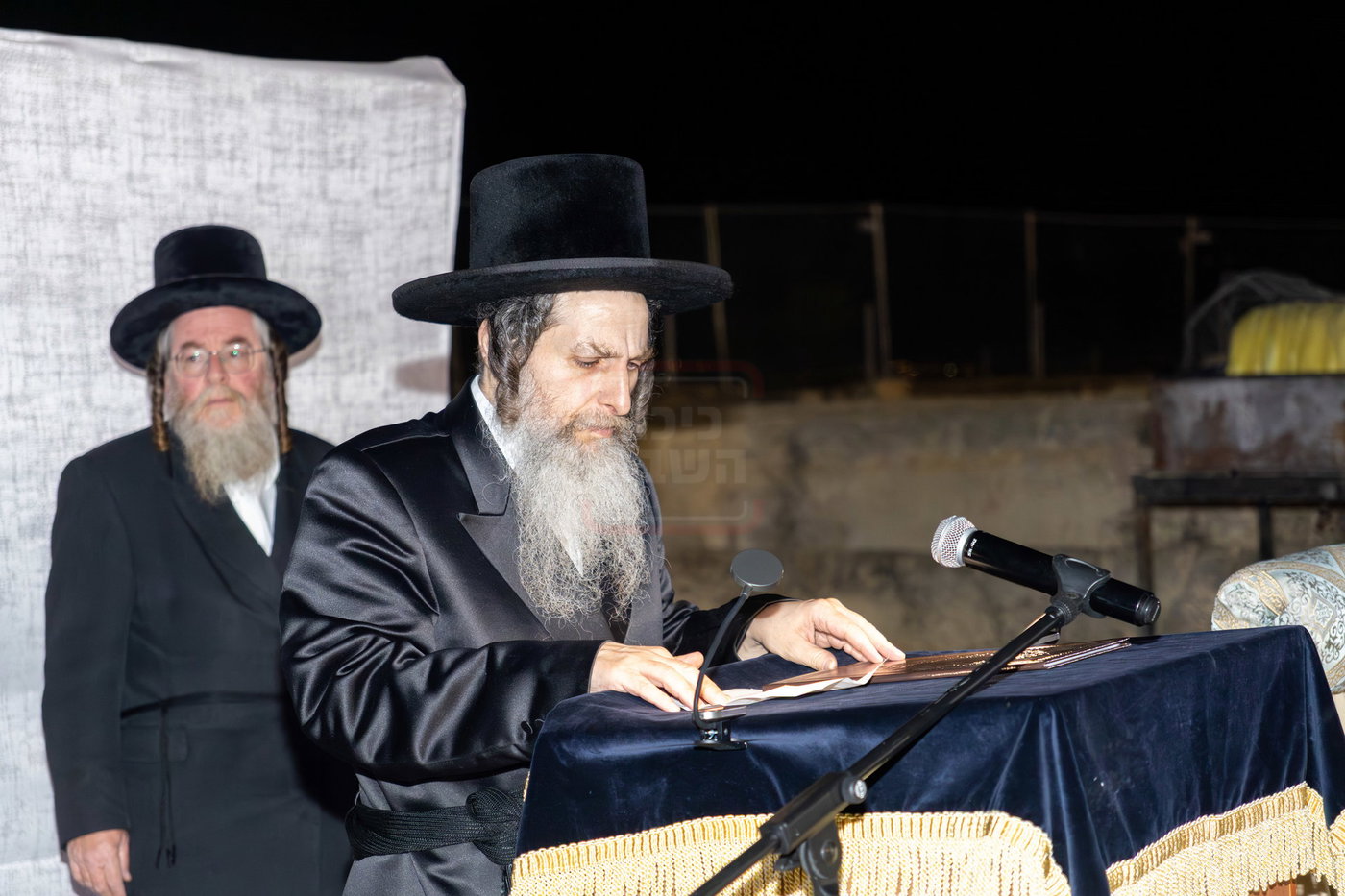 האדמו"ר מאונגוואר במעמד ההדלקה בציון שמואל הנביא