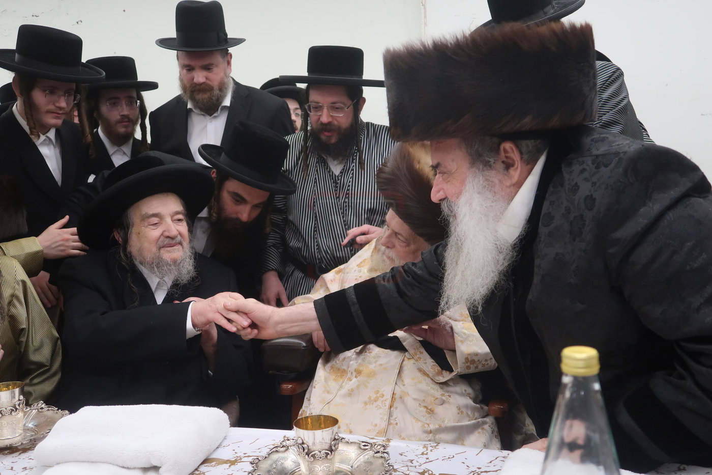 הגה"צ רבי יעקב מאיר שכטר בברית אצל האדמו"ר מתולדות אברהם יצחק
