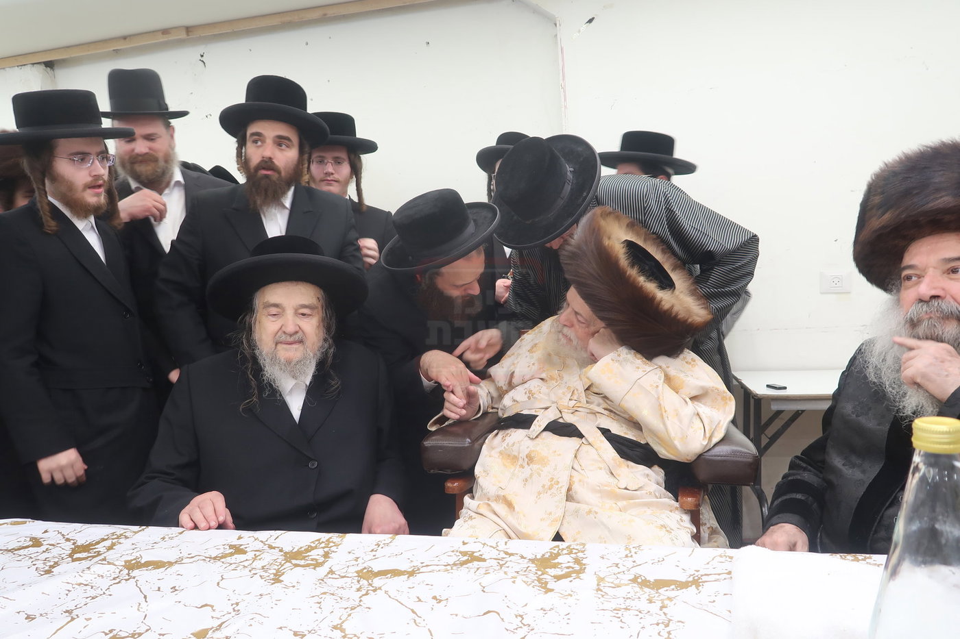 הגה"צ רבי יעקב מאיר שכטר בברית אצל האדמו"ר מתולדות אברהם יצחק