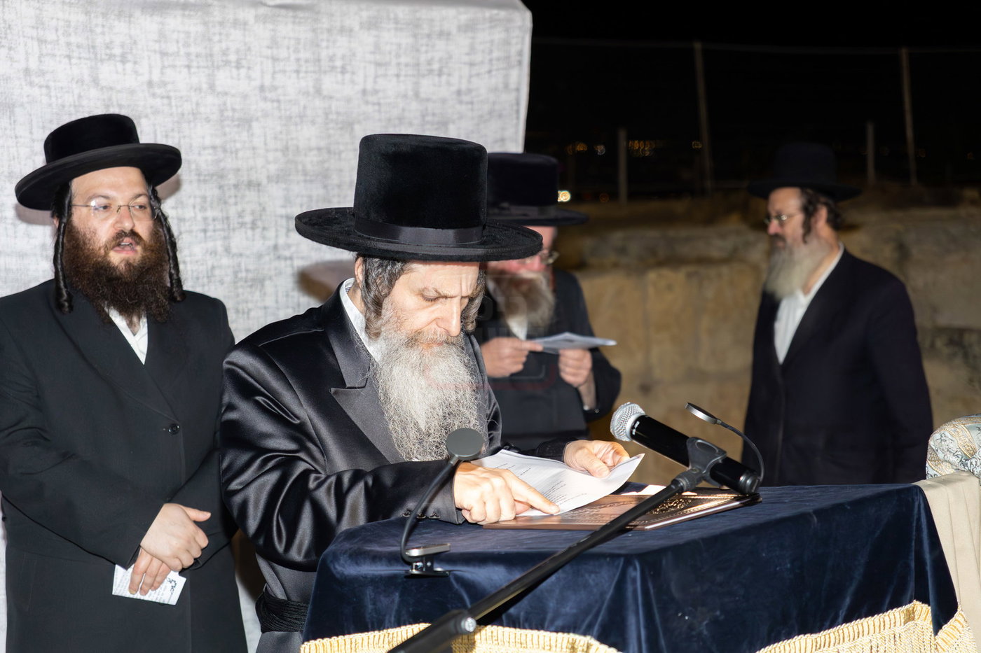 האדמו"ר מאונגוואר במעמד ההדלקה בציון שמואל הנביא