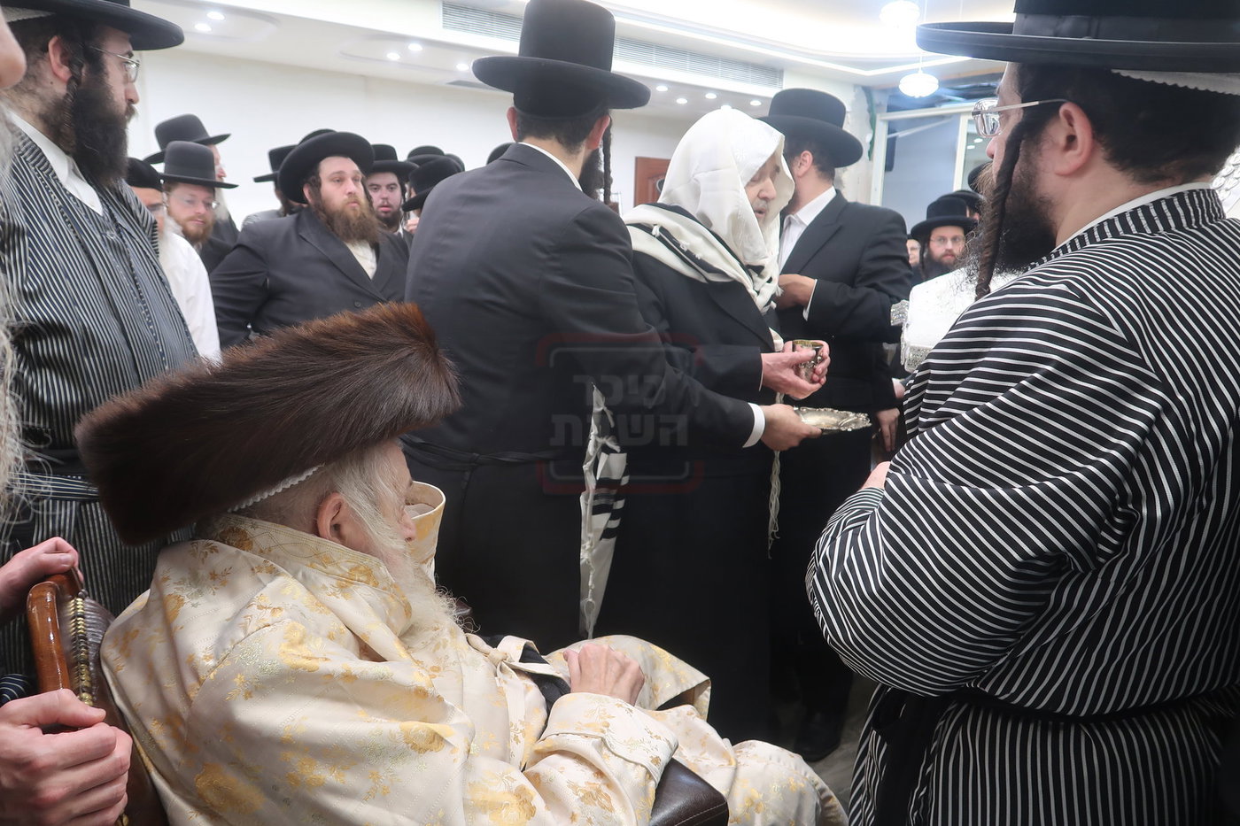 הגה"צ רבי יעקב מאיר שכטר בברית אצל האדמו"ר מתולדות אברהם יצחק