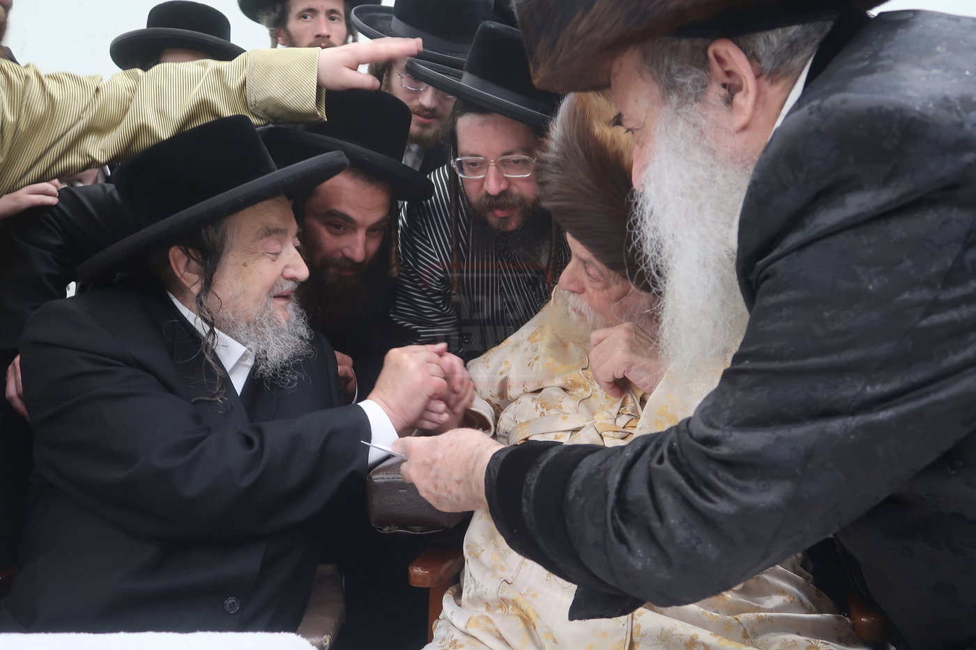 הגה"צ רבי יעקב מאיר שכטר בברית אצל האדמו"ר מתולדות אברהם יצחק