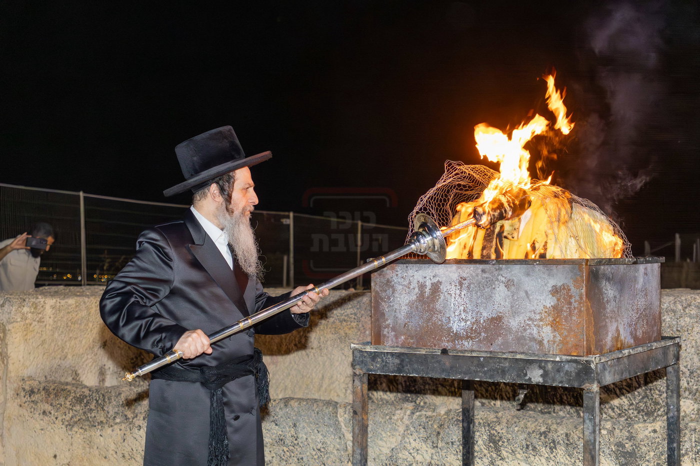 האדמו"ר מאונגוואר במעמד ההדלקה בציון שמואל הנביא