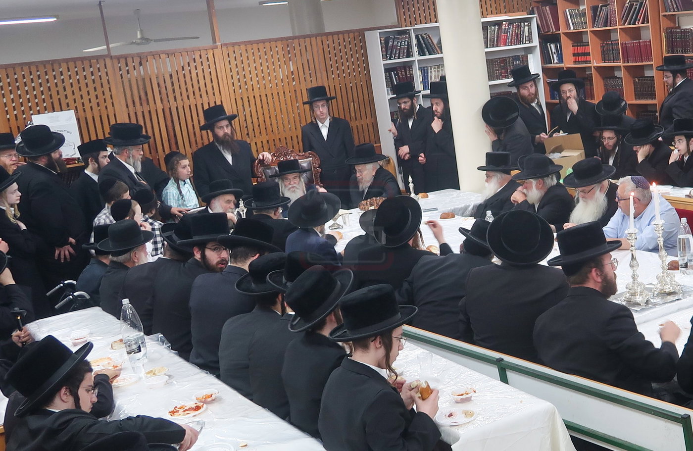 האדמו"ר מקרעטשניף י-ם בכפר עטה