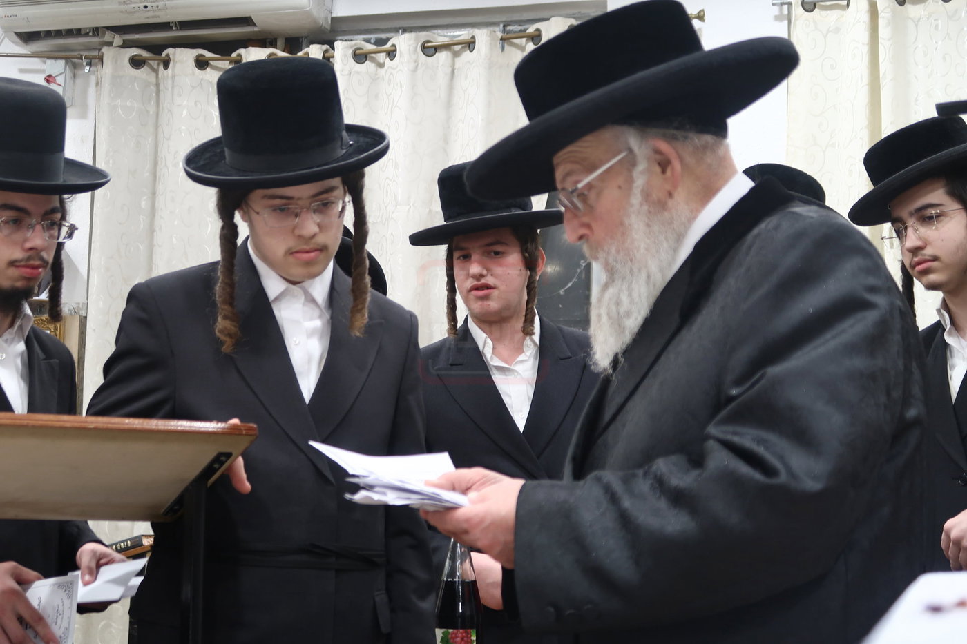 האדמו"ר מפינסק קרלין בביקור בישיבתו בבני ברק