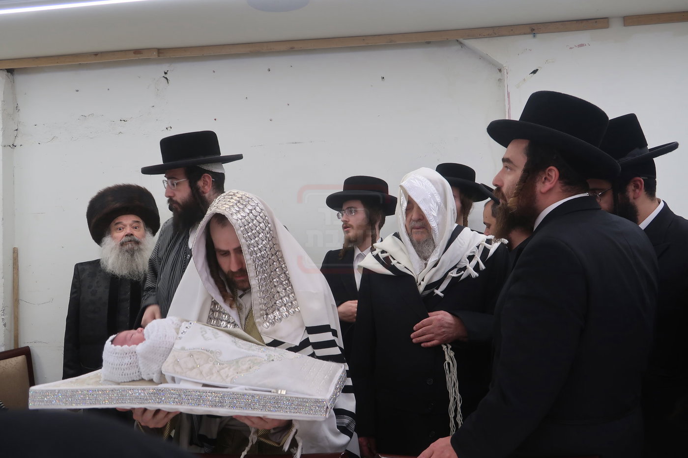 הגה"צ רבי יעקב מאיר שכטר בברית אצל האדמו"ר מתולדות אברהם יצחק