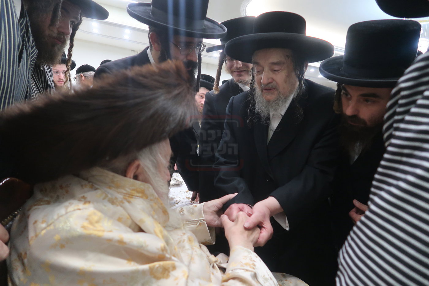 הגה"צ רבי יעקב מאיר שכטר בברית אצל האדמו"ר מתולדות אברהם יצחק