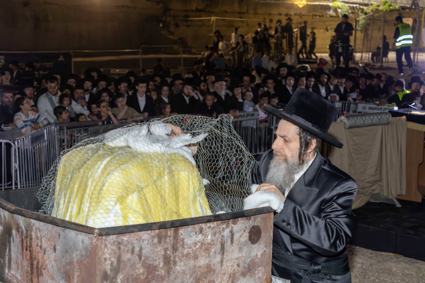 האדמו"ר מאונגוואר במעמד ההדלקה בציון שמואל הנביא