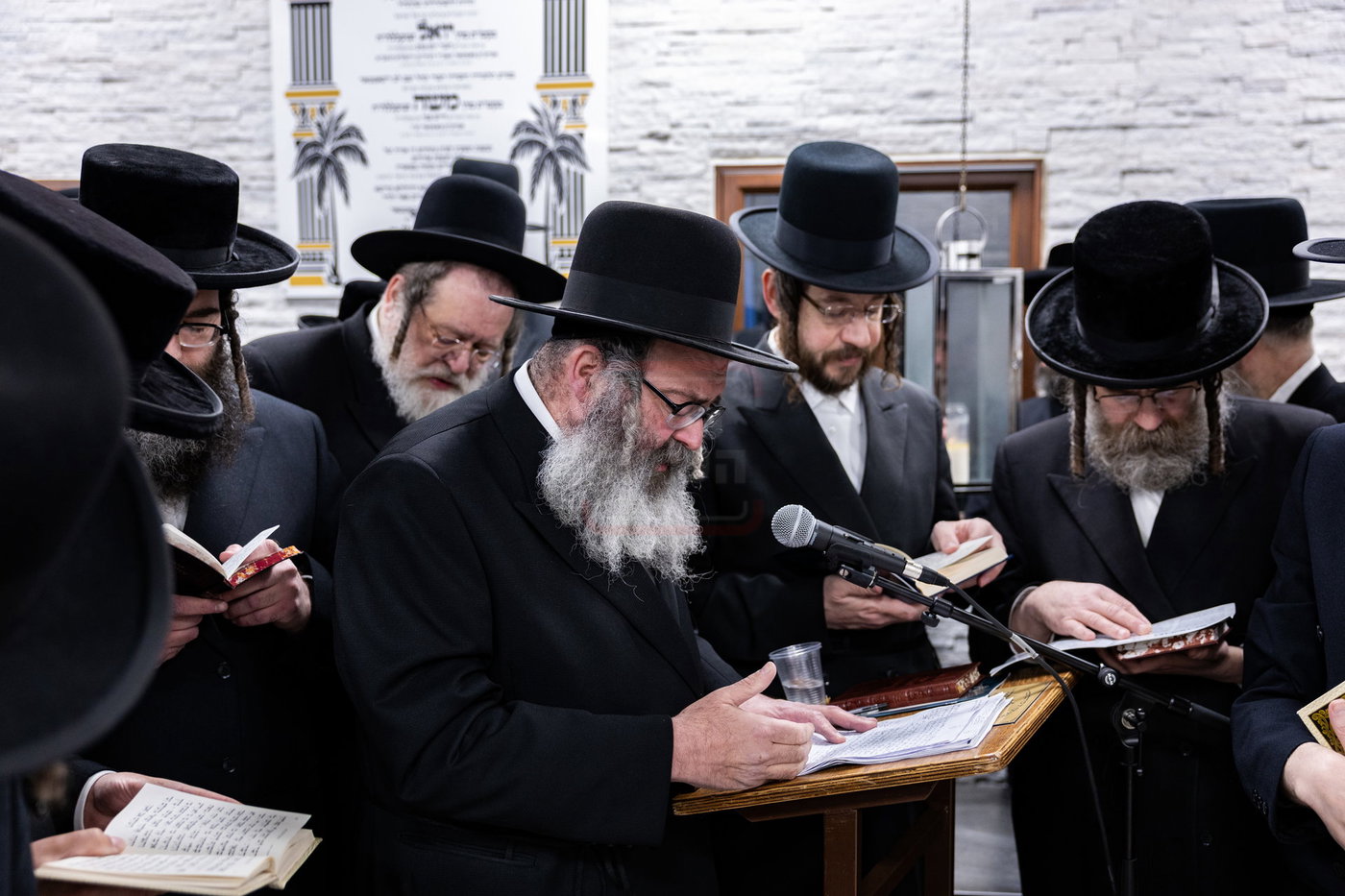 האדמו"ר מסאטמר בתפילה באוהל