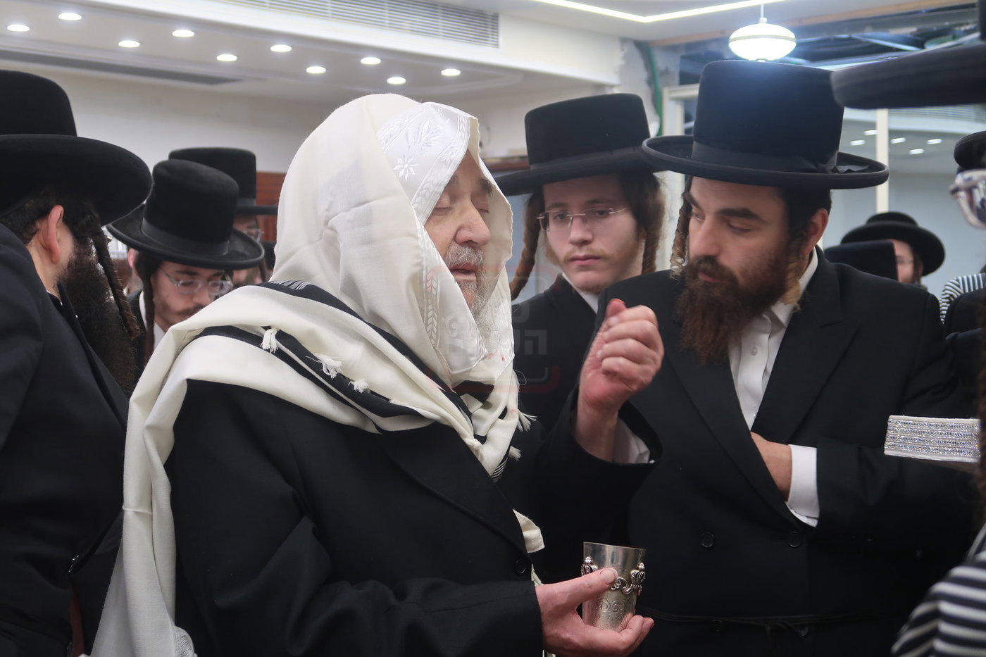 הגה"צ רבי יעקב מאיר שכטר בברית אצל האדמו"ר מתולדות אברהם יצחק
