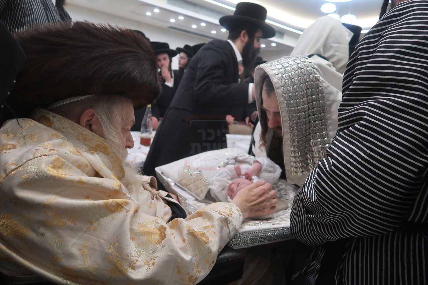 הגה"צ רבי יעקב מאיר שכטר בברית אצל האדמו"ר מתולדות אברהם יצחק