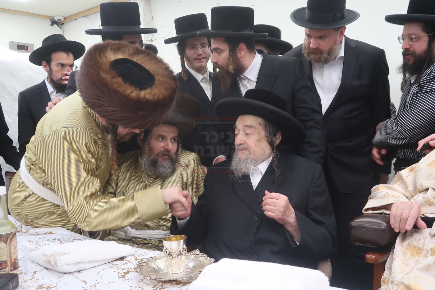 הגה"צ רבי יעקב מאיר שכטר בברית אצל האדמו"ר מתולדות אברהם יצחק