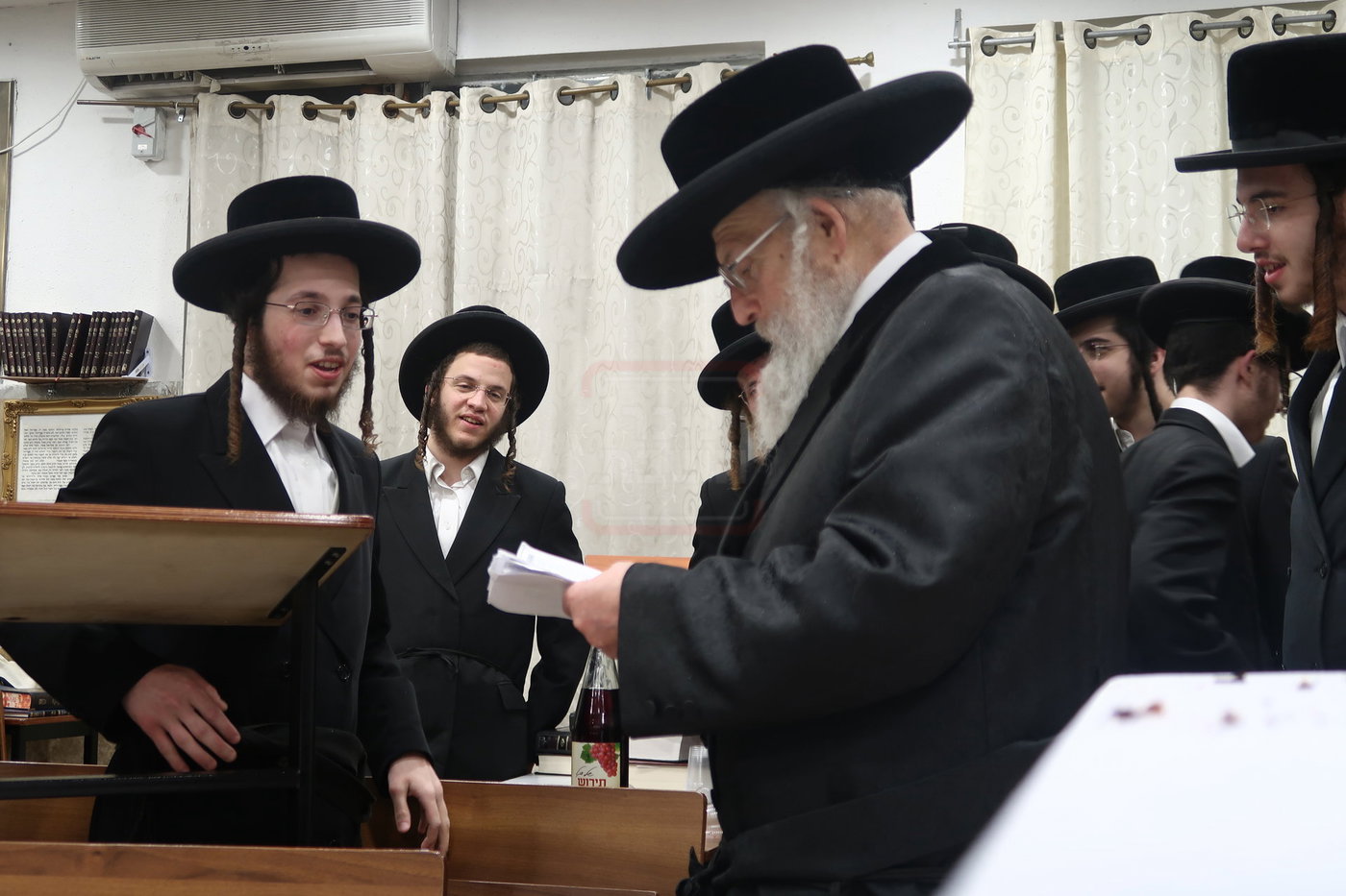 האדמו"ר מפינסק קרלין בביקור בישיבתו בבני ברק