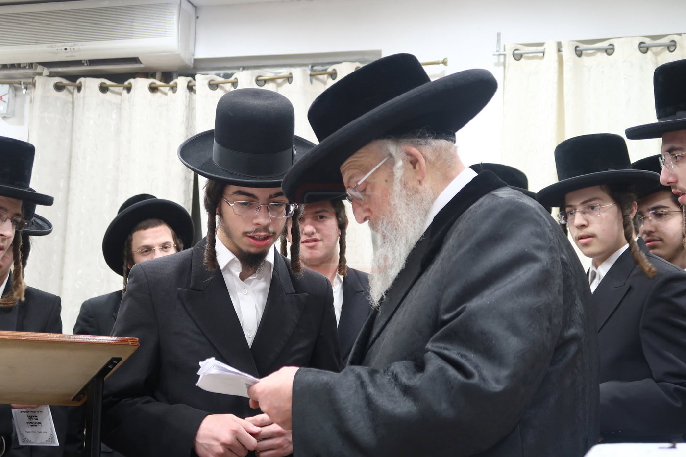 האדמו"ר מפינסק קרלין בביקור בישיבתו בבני ברק