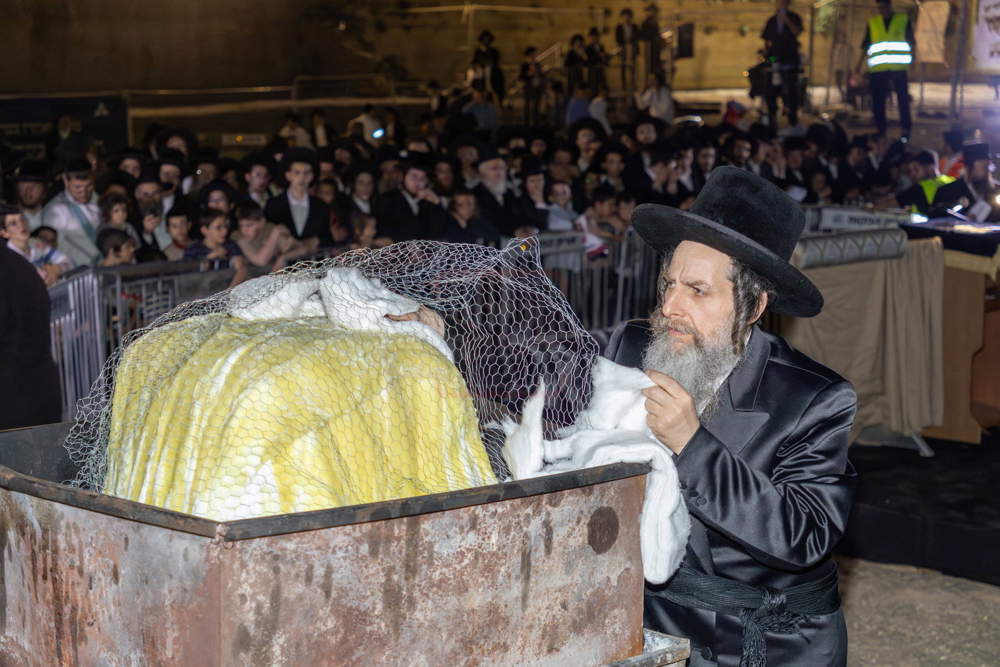 האדמו"ר מאונגוואר במעמד ההדלקה בציון שמואל הנביא