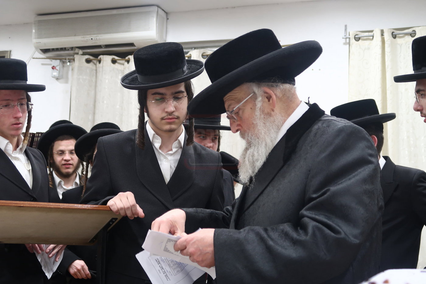 האדמו"ר מפינסק קרלין בביקור בישיבתו בבני ברק
